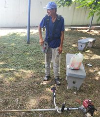 Voluntariado que transforma! Um morador dedicando seu tempo para a limpeza e manutenção da Praça da Gralha Azul. Um exemplo de cuidado e amor pela comunidade.