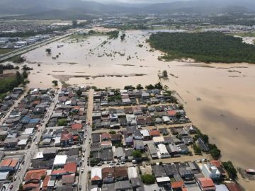 Vista aérea do bairro Picadas do Sul, em São José, mostrando a extensão da enchente que atingiu a comunidade.