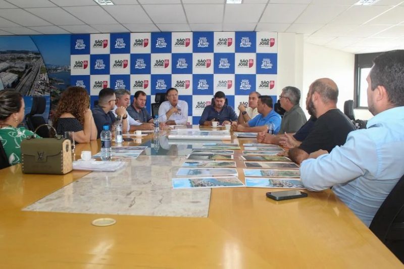 Reunião no gabinete da prefeitura Reunião no gabinete da prefeitura